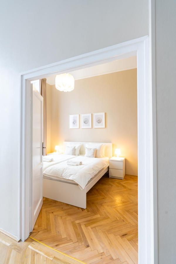 Danube Waterfront View At Chain Bridge Appartement *